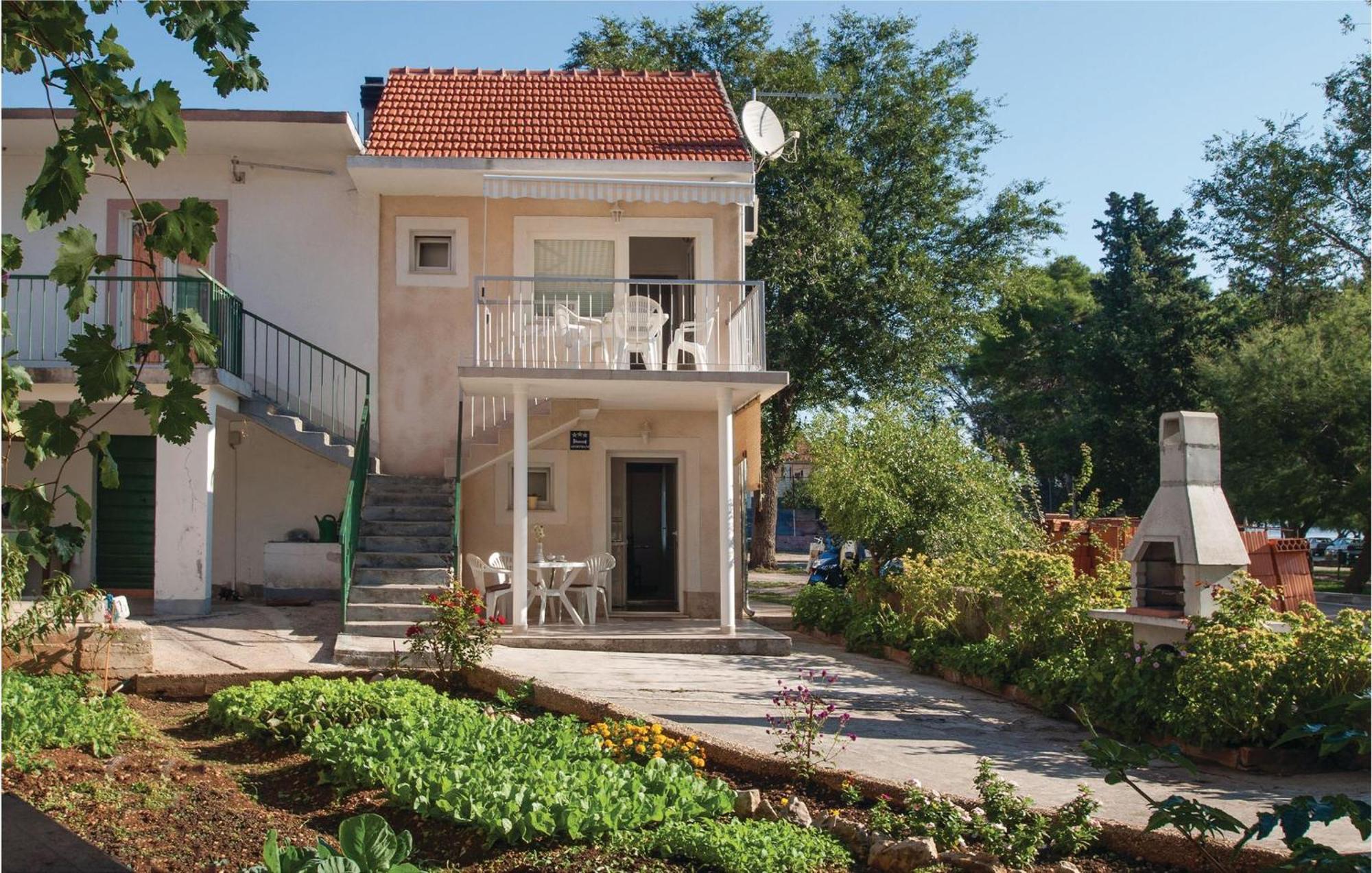 Apartment Raslina Lxvi Luaran gambar